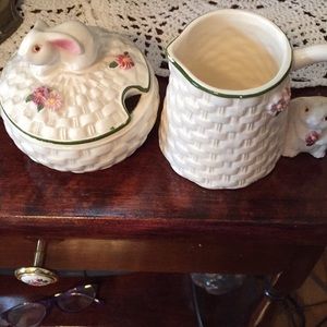 Avon sugar bowl and creamer vintage no chips🌷🌸🌸